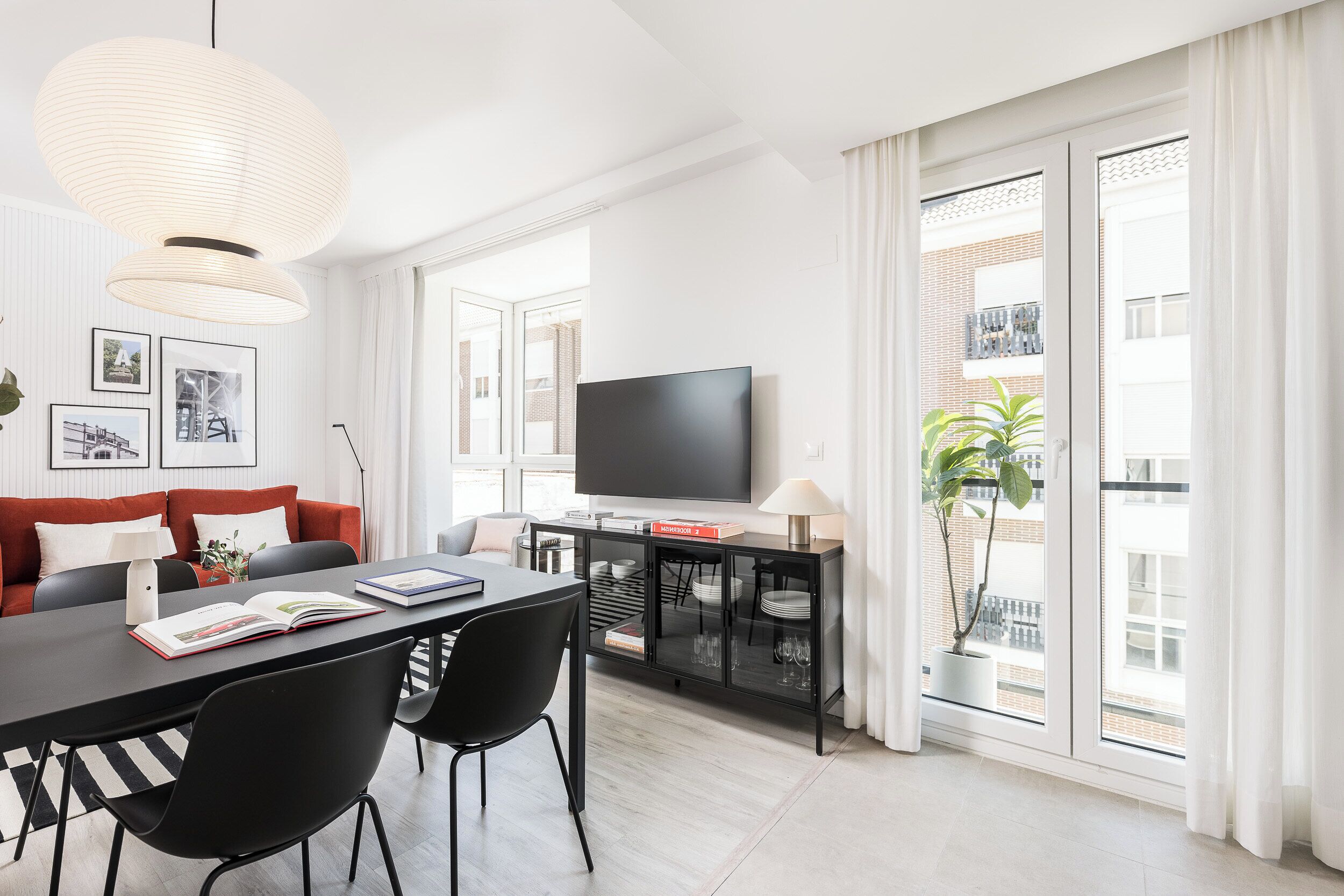 Apartamento familiar, 2 habitaciones | Zona de estar | Una Smart TV