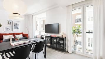 Apartamento familiar, 2 habitaciones | Zona de estar | Una Smart TV