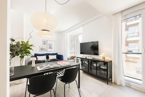 Departamento familiar, 2 habitaciones | Área de sala de estar | Smart TV 