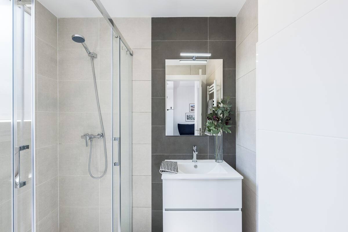 Superior Penthouse, 1 Bedroom, Patio | Bilik Mandi | Pancuran mandi, pengering rambut, tuala disediakan, sabun 