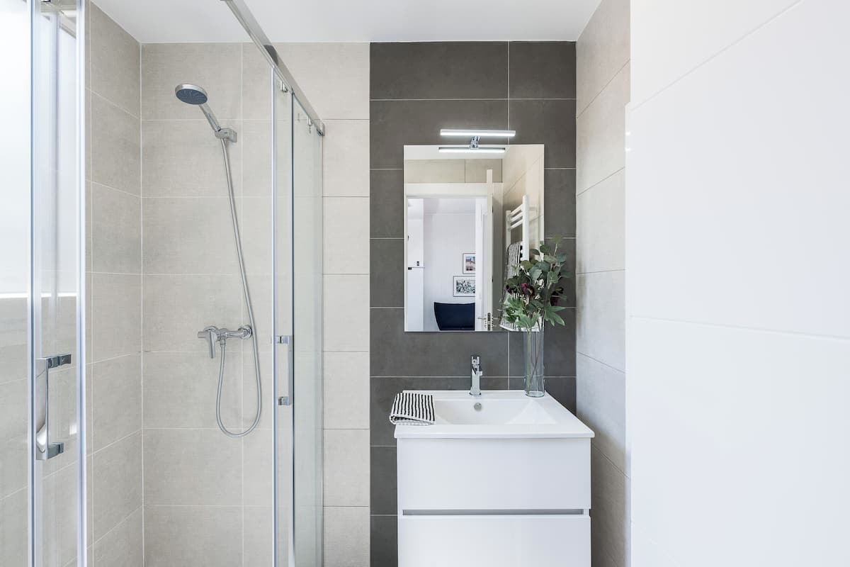 Penthouse superior, 1 habitación, patio | Baño | Regadera, secadora de cabello, toallas, jabón