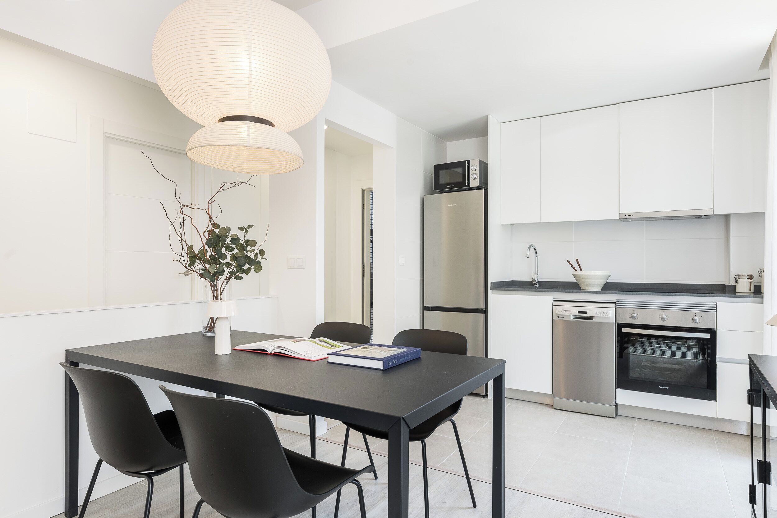 Departamento familiar, 2 habitaciones | Cocina privada | Cafetera y tetera, refrigerador con congelador y microondas 