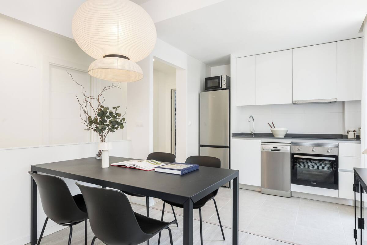 Family Apartment, 2 Bedrooms | Dapur peribadi | Pembancuh kopi/teh, peti sejuk/penyejuk beku saiz penuh 