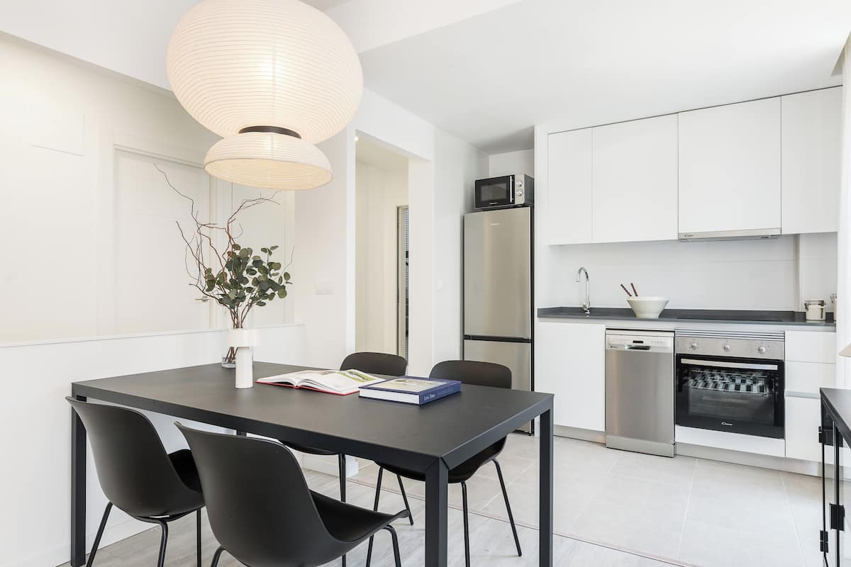 Departamento familiar, 2 habitaciones | Cocina privada | Cafetera y tetera, refrigerador con congelador y microondas