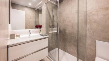 Familienapartment, Terrasse | Badezimmer | Dusche, Haartrockner, Handtücher, Seife