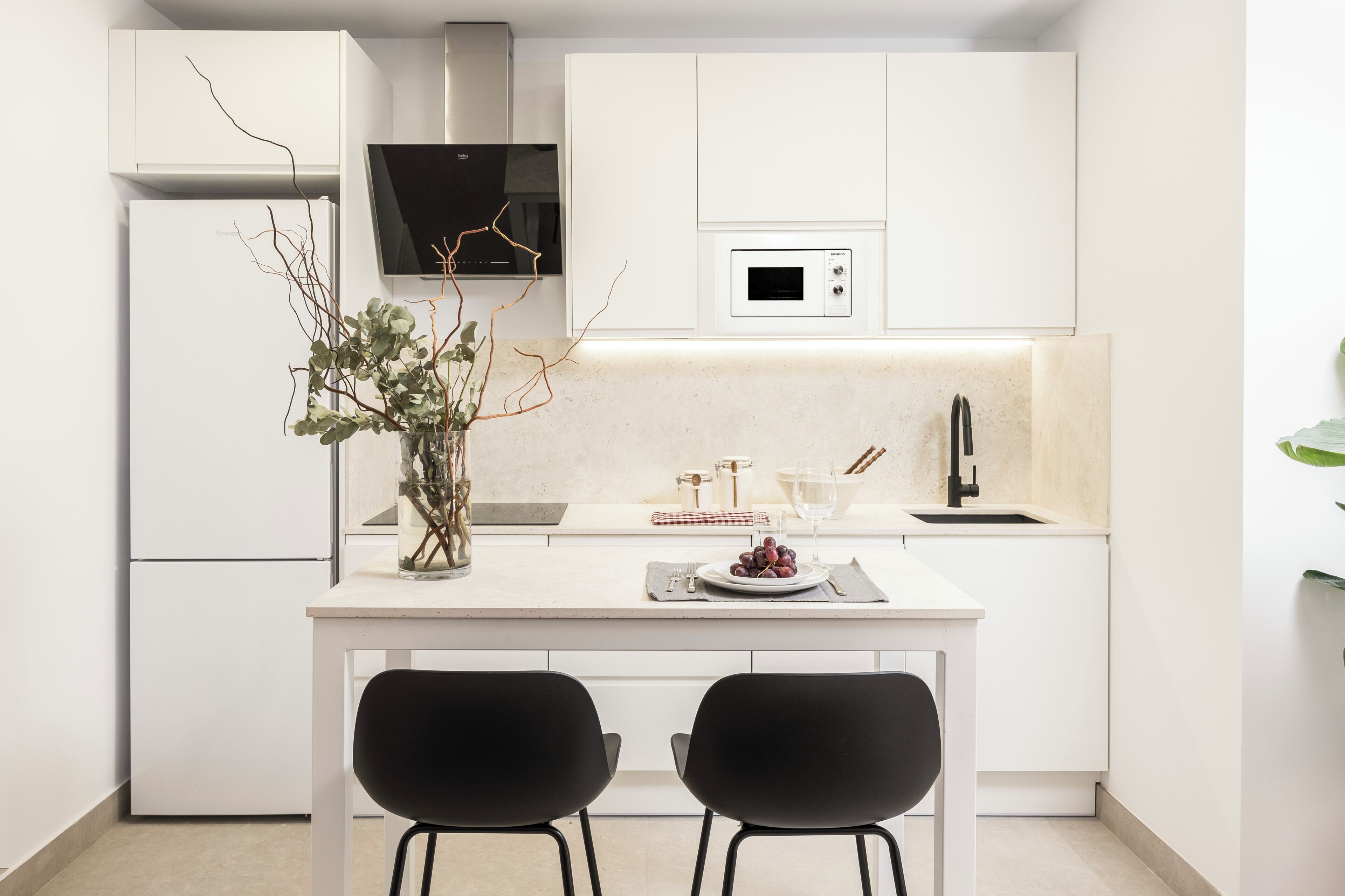 Apartamento familiar, patio | Cocina privada | Frigorífico grande, microondas, horno y placa de cocina