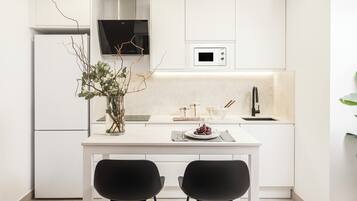 Apartamento familiar, patio | Cocina privada | Frigorífico grande, microondas, horno y placa de cocina