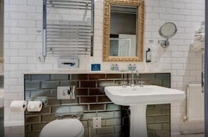 Een douche, een haardroger, handdoeken