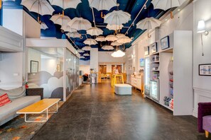 Een modern interieur met een zithoek, een keuken en een bar.