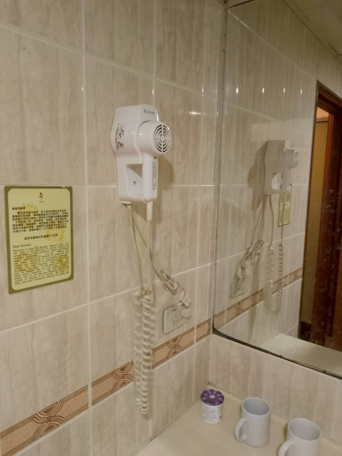 Sèche-cheveux, bidet, serviettes fournies, savon