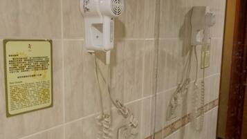 Sèche-cheveux, bidet, serviettes fournies, savon