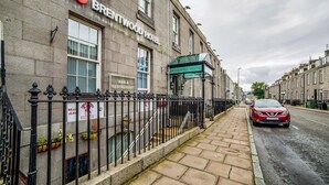 A hotel with a sign reading 'OYO BRENTWOOD HOTEL' and a bar & restaurant sign. - Brentwood Aberdeen City Centre - Standard Twin Room (Aberdeen)