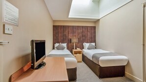 A hotel room with two beds, a desk, a TV, a lamp, and a skylight. - Brentwood Aberdeen City Centre - Standard Twin Room (Aberdeen)