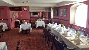 A restaurant with tables set for dining, a clock on the wall, and framed pictures. - Brentwood Aberdeen City Centre - Standard Twin Room (Aberdeen)