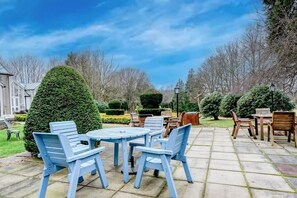 Outdoor dining - Deluxe Family studio (Dundee)