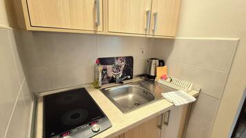 Standard Studio, Patio, Courtyard View | Private kitchen | Fridge, microwave