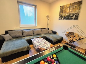 Suite Familiale, patio, vue cour intérieure | Salle de jeux