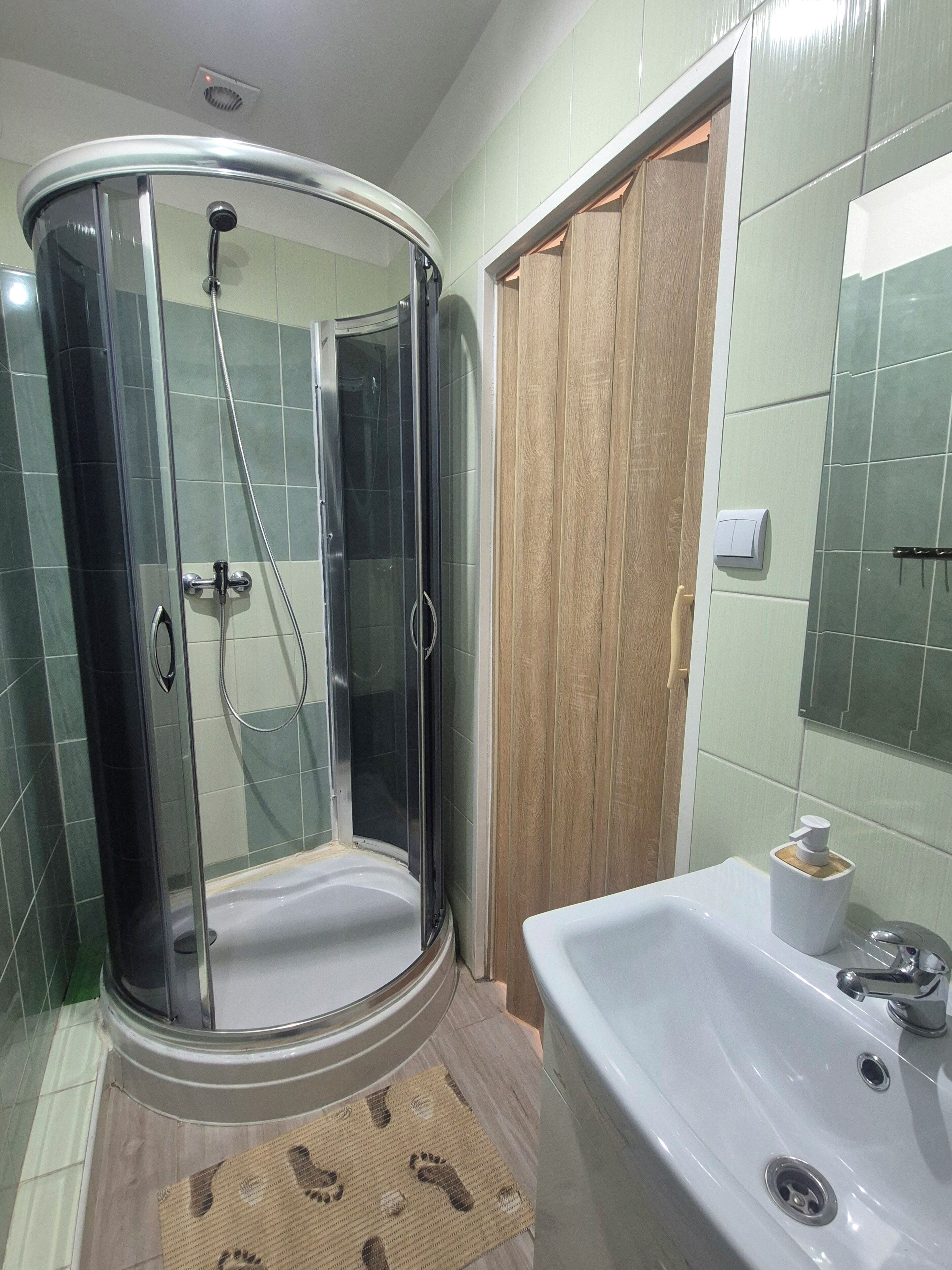 Economy tweepersoonskamer, terras | Badkamer | Een douche, handdoeken, zeep, toiletpapier