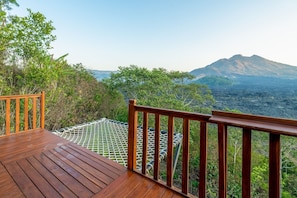 Eine Holzterrasse mit Seilgeländer mit Blick auf eine Berglandschaft.