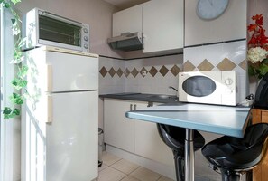 Coffee/tea maker, fridge, microwave, stovetop - Le Colisee N°33 - ST4 (Agde)