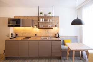 Fridge, microwave, stovetop, dishwasher