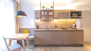 Een moderne keuken met een inbouw kookeiland, een magnetron en een spoelbak.