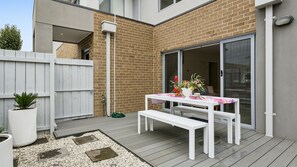 Outdoor dining - Baya House – Modern Comfort in the Heart of New Plymouth (Safety Beach)