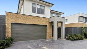 Exterior - Baya House – Modern Comfort in the Heart of New Plymouth (Safety Beach)
