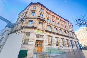 En historisk bygning med et tydeligt 'Belville' skilt, store vinduer og en klassisk arkitektur.