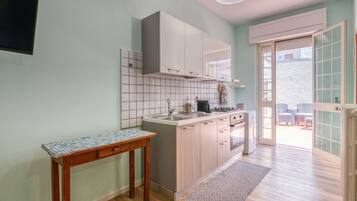 Réfrigérateur, four, plaque de cuisson, cafetière/bouilloire