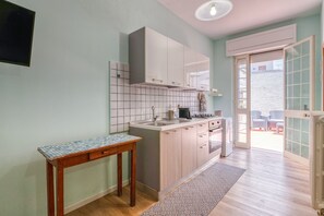 Kühlschrank, Ofen, Herdplatte, Wasserkocher mit Kaffee-/Teezubehör
