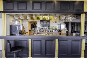 A bar area with a counter, stools, and a menu board. - Majestic Hotel Eastbourne by Belvilla - Twin Room with Sea View (Eastbourne)