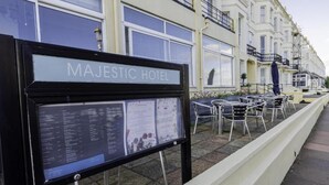Un cartel anunciando el Hotel Majestic, con una lista de servicios y comodidades.