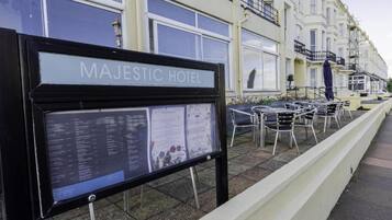 Skiltning for Majestic Hotel med en oversigt over faciliteter og tjenester.