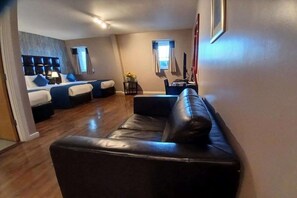 Een hotelkamer met een bed, een bank, een bureau en een stoel.