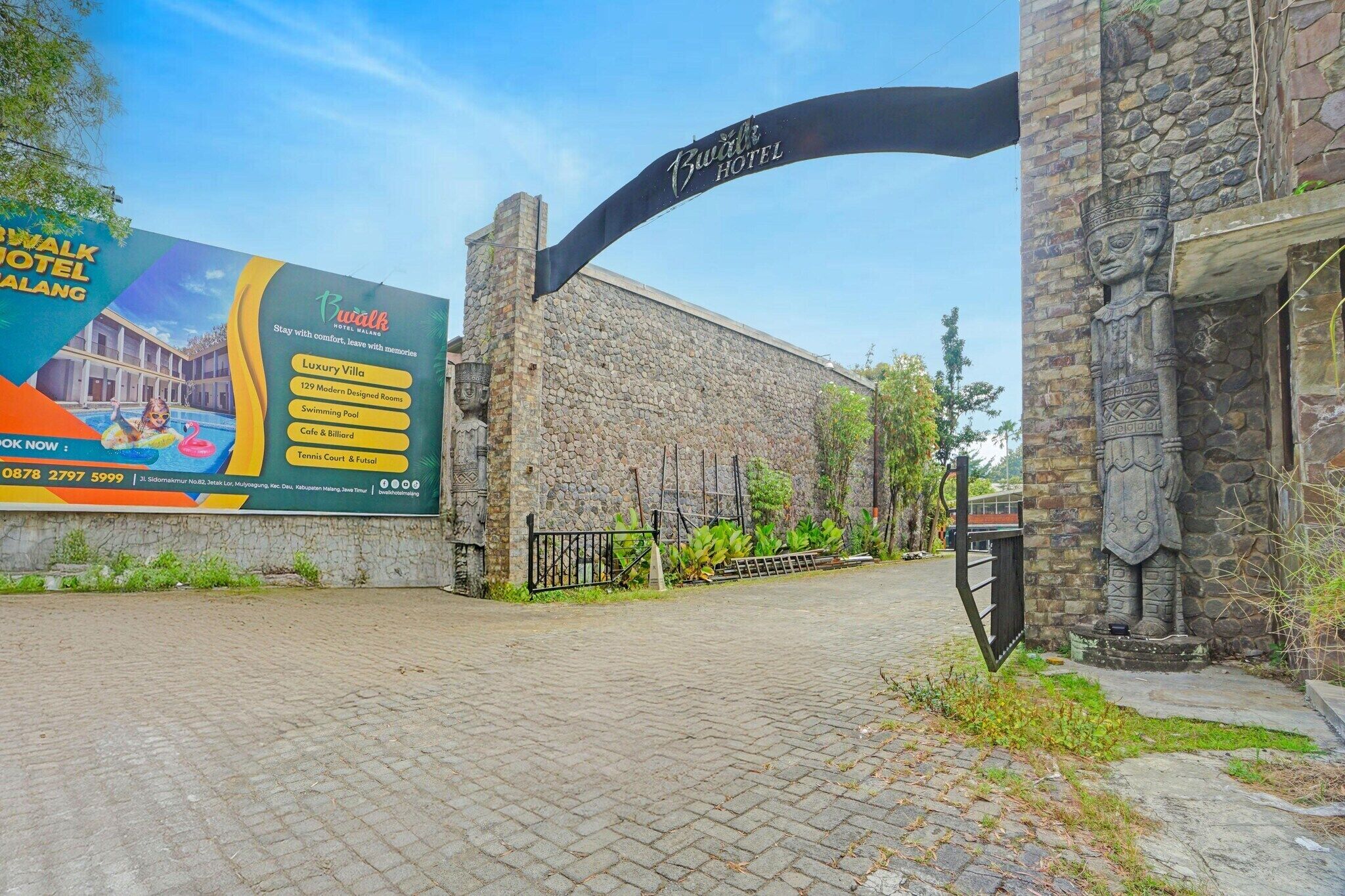 Ein Steinhaus mit einem großen Schild für das Walk Hotel.