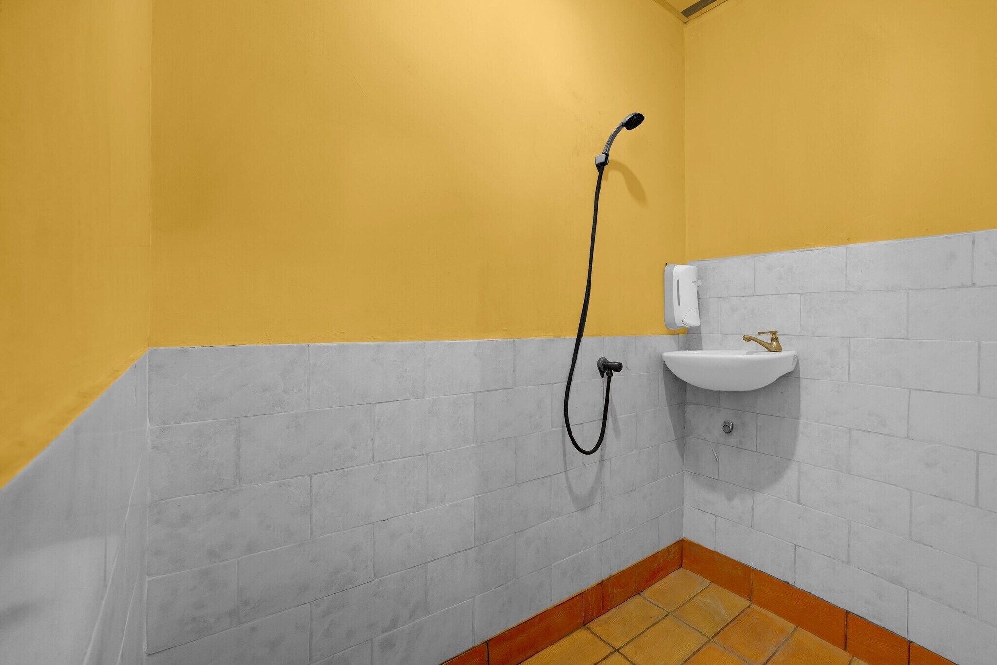 Douche, bidet, serviettes fournies
