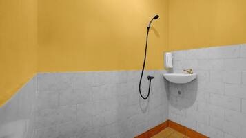 Douche, bidet, serviettes fournies