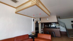 Un interior moderno con una sala de estar, una cocina y una escalera.