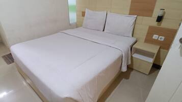 Escritorio, wifi gratis y ropa de cama