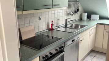 Coffee/tea maker, fridge, oven, stovetop