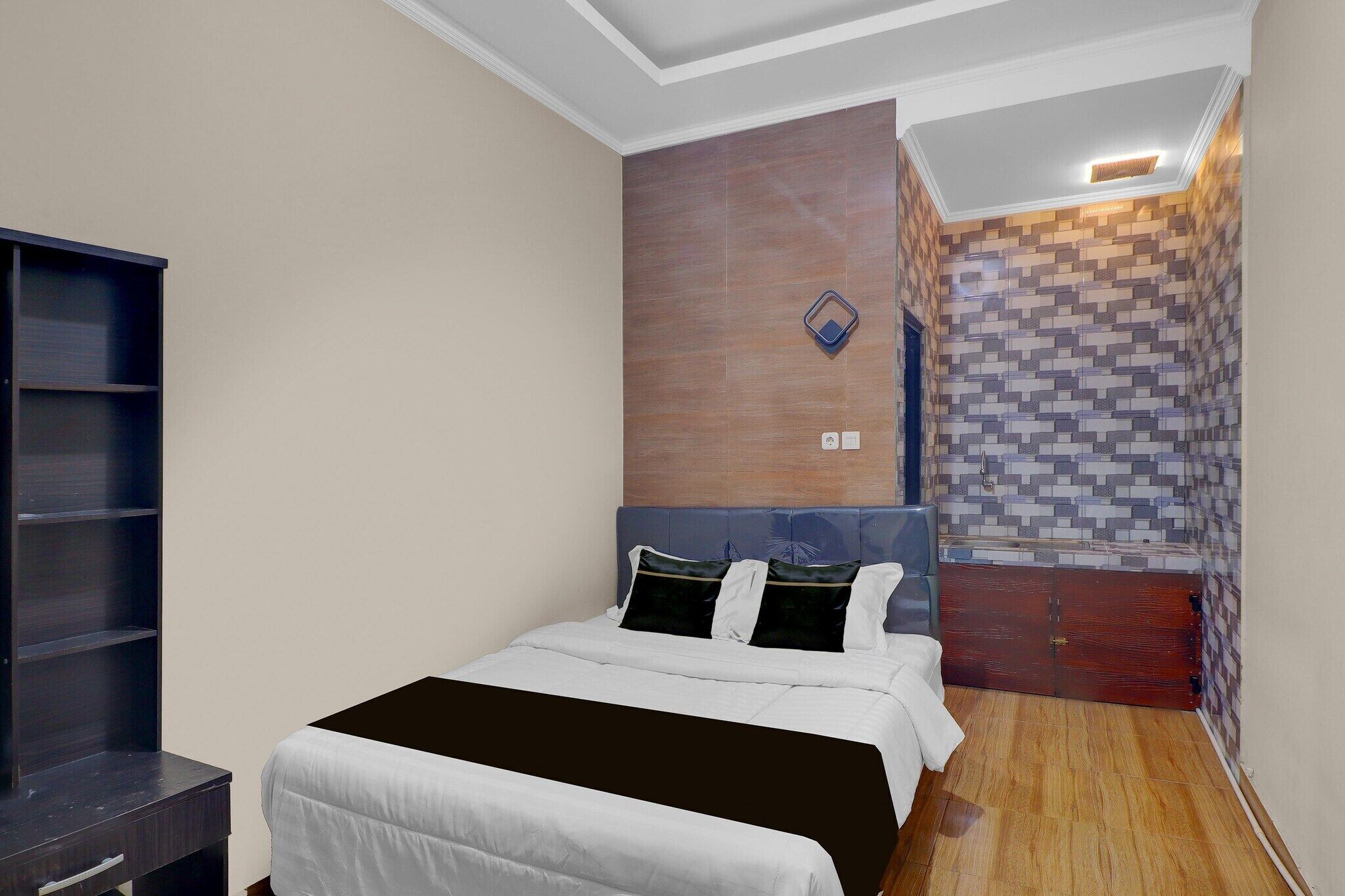 Desk, free WiFi, bed sheets