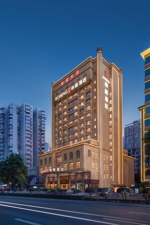 Un hôtel à plusieurs étages, doté d’une enseigne bien visible, de nombreuses fenêtres et d’une architecture moderne.