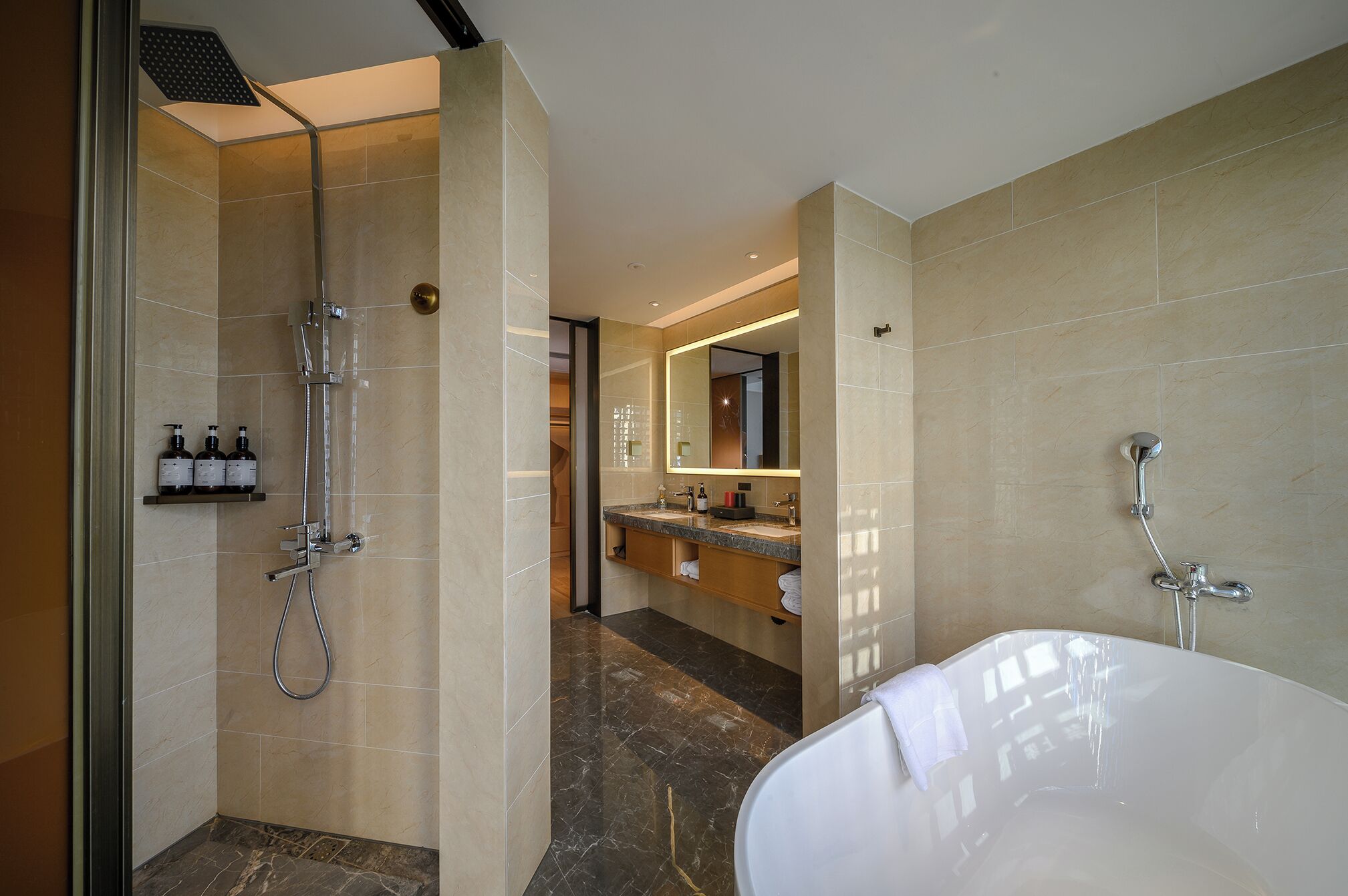 Quarto casal superior, vista para a cidade | Banheiro | Produtos de toalete grátis, secador de cabelo, toalhas de banho, shampoo