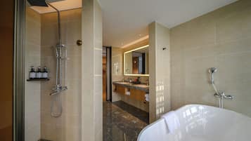 Quarto casal superior, vista para a cidade | Banheiro | Produtos de toalete grátis, secador de cabelo, toalhas de banho, shampoo