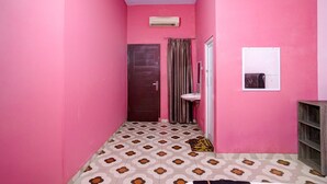 Shower, bidet, towels - Yasmine Syariah Deluxe Retreat (Bandar Lampung)