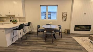 Apartment, 2 Bedrooms, Balcony | Dining