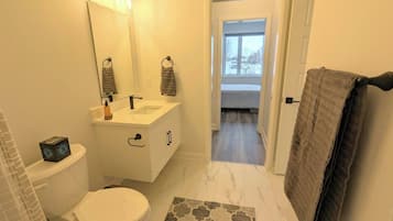 Apartment, 2 Bedrooms, Balcony | Bathroom