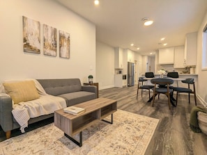 Apartment, 2 Bedrooms, Balcony | Ruang tamu