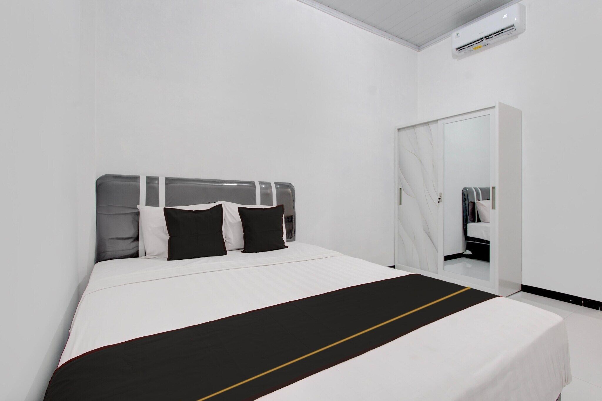 Desk, free WiFi, bed sheets